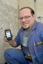 Mitarbeiter mit Iphone 